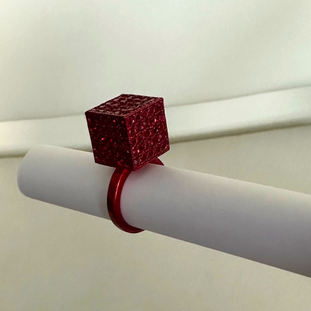 Solange X H&M sparkling festive ring in crimson. Designer collaboration.